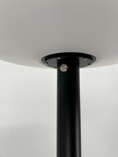 Dettaglio del pulsante di accensione del lampione ad energia solare decorativo led rgbw e palo incluso in alluminio