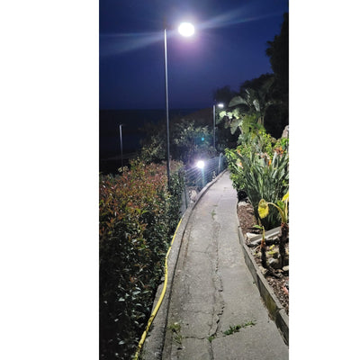viale illuminato con lampione solare potente ad energia solare 2000 lumen