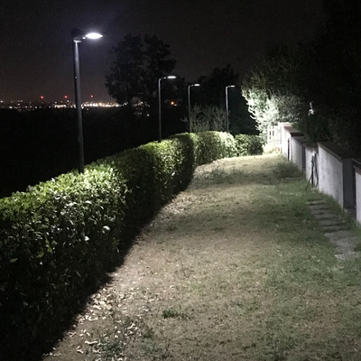 illuminazione viale privato con lampioni ad energia solare con pannello fotovoltaico incorporato, 2000 lumen di flusso luminoso. Installati su palo da 3 metri 