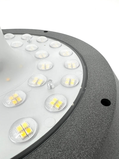 dettaglio di un lampione ad energia solare con vista sui led