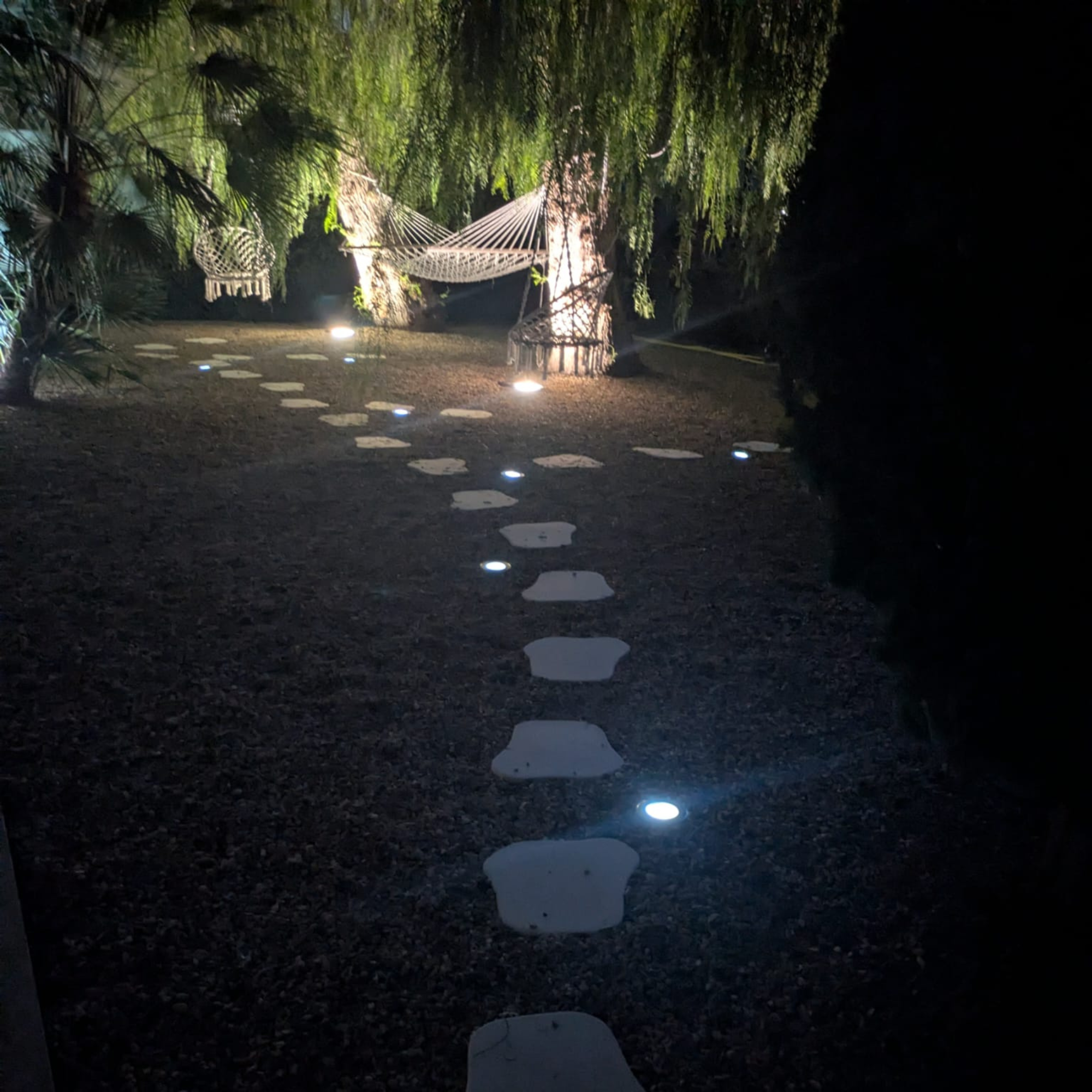 Viale illuminato con segnapassi da incasso ad energia solare