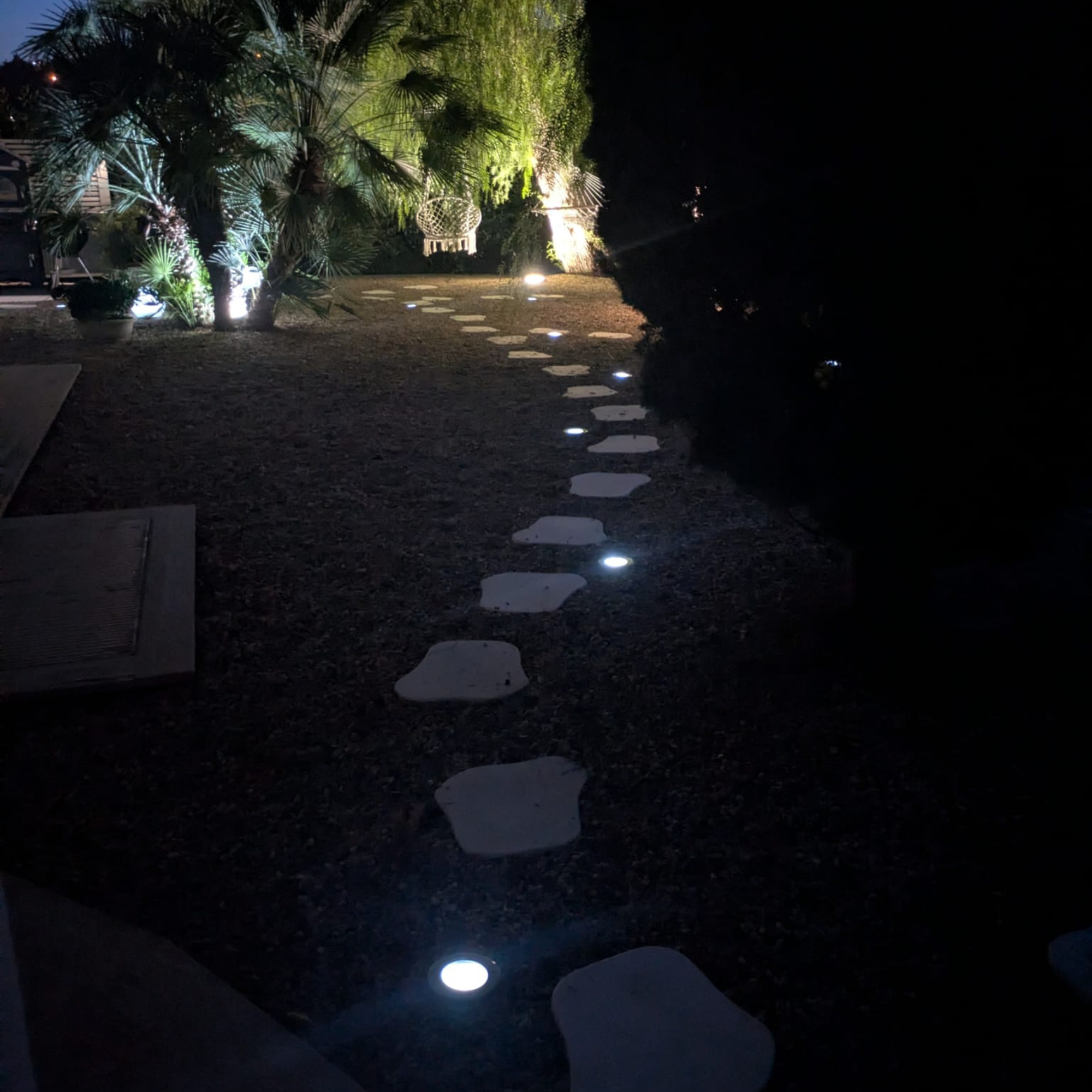 illuminazione viale con segnapassi ad energia solare a led 