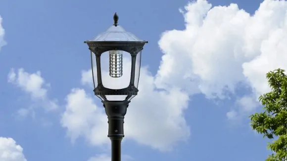 Lampione esterno con pannello fotovoltaico incorporato