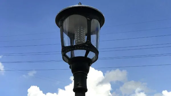 Lampione energia solare da esterno con pannello soalre