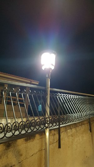 Lampione da esterno ad energia solare con pannello solare incorporato