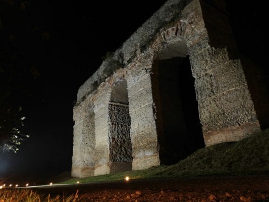 Illuminazione di un antico acquedotto Romano con un faro ad energia solare