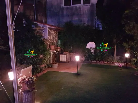 Illuminazione notturna con lampioncini ad energia solare da giardino