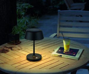 Lampada solare situata su un tavolo di un giardino