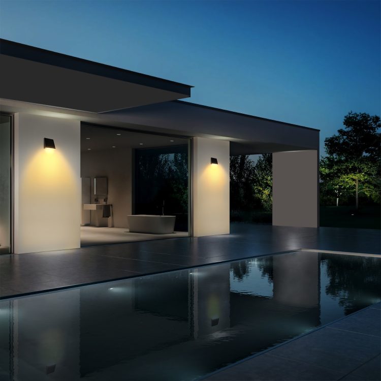 Spazio esterno con piscina illuminato con applique solari 1000 lumen LMS-25