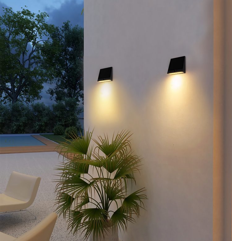 Muro con pianta decorativa illuminata con lampade solari 1000 lumen
