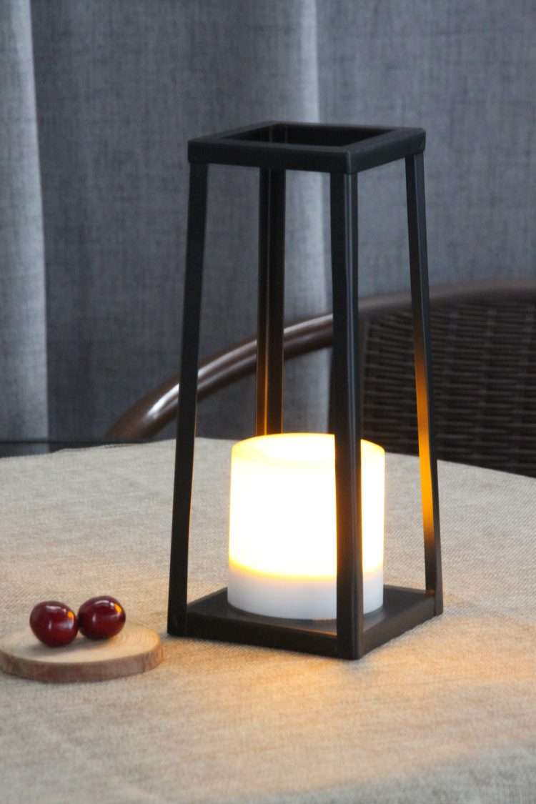 lampada solare decorativa adatta a spazi esterni con luce effetto candela