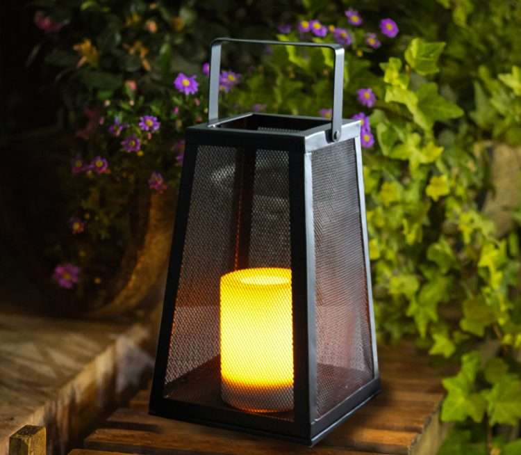 lampada ad energia solare per decorare spazi esterni con luce effetto candela e pannello fotovoltaico integrato