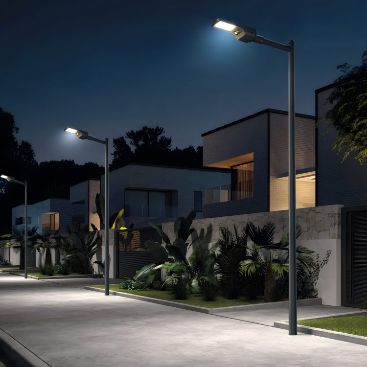 Strada illuminata con lampioni ad energia solare con pannello fotovoltaico incorporato