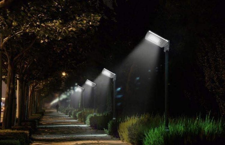 Lampioni solari illuminazione viale parco